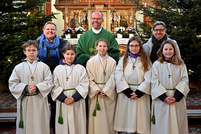 vorne: Ministranten Jakob und Magdalena Großalber, Lorena Bürbaumer, Sarah Großalber und Hanna Matzenberger; dahinter Maria Panstingl, Generalvikar Dr. Christoph Weiss und Birgit Krenn