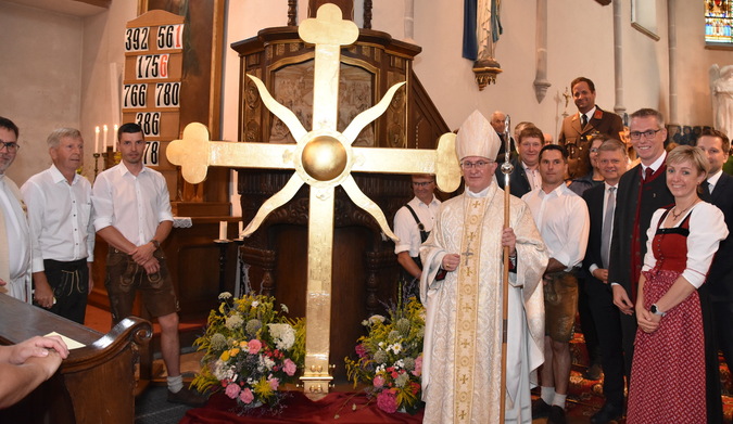 Turmkreuz in der Kirche / Sabine Hummer