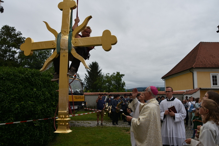 Segen für Kreuz / Sabine Hummer